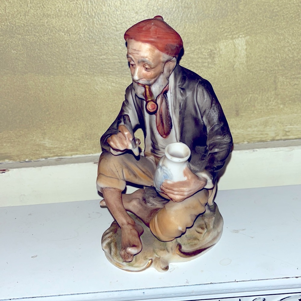 6” Figurine of old man painter